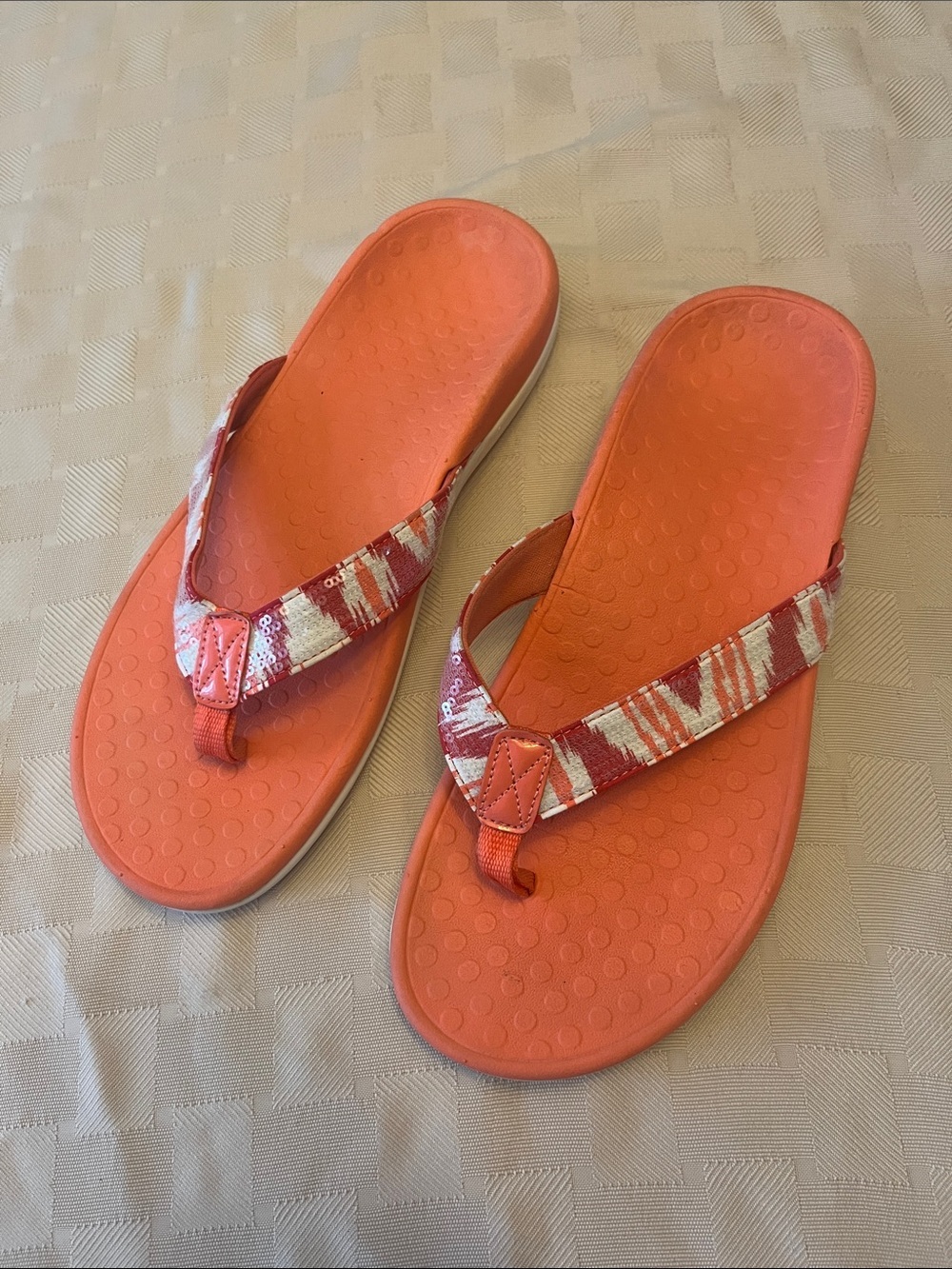 Vionic Coral Orange Patterned Strap Flip Flops size 9